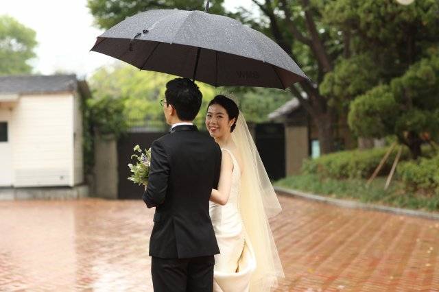 자상한 시부모에 마음 맞는 남편까지. 결혼 이후 행복만이 가득할 것이라고 생각했던 저자에게 생각지 못한 복병이 나타난다. 바로 불평등한 ‘호칭’ 문제였다. 자신이 속한 가족에서 호칭 개선 문제로 한바탕 논란과 토론, 갈등을 겪은 뒤, 지난해 3월 ‘세계여성의날’ 기념 행사가 열린 서울 광화문광장에 나가 피켓을 들고 호칭 문제를 공론화하기 시작했다. 푸른숲 제공