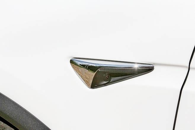 모델 X의 앞바퀴(265/45R 20 108V)와 뒷바퀴(275/45R 20 110V)는 컨티넨탈 타이어를 탑재했다. 4륜구동으로 타이어 접지력이 탄탄하다. 모델 X 앞바퀴. 모델 X는 상시 4륜구동과 최대 7.5㎝ 차고를 높일 수 있는 에어서스펜션을 지녀, 온오프로드 공히 안정적인 주행 성능을 자랑한다.