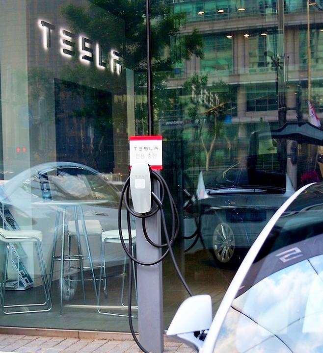 (위부터)모델 X의 주행 거리표. 시승 중 만난 현대차 코나 전기차. 코나 전기차는 5인승으로 연비 5.6㎞/㎾h, 1회 완충으로 406㎞를 달릴 수 있다. 가격은 4650만원∼4850만원.