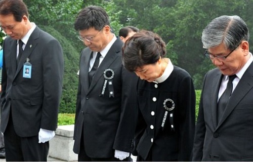 박근혜 전 대통령(오른쪽 2번째)이 국회의원 시절인 2011년 8월15일 국립서울현충원에서 열린 어머니 고(故) 육영수 여사 추도식에서 묵념하고 있다. 오는 8월15일은 육 여사의 45주기 기일이다. 세계일보 자료사진