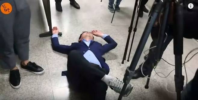 지난4월29일 보수 유튜브 채널 ‘신의한수’ 신혜식 대표가 국회 본청에서 다른 유튜버와 싸우는 과정에서 바닥에 눕는 등 폭행 시비가 일었다. 유튜브 ‘신의한수’ 갈무리