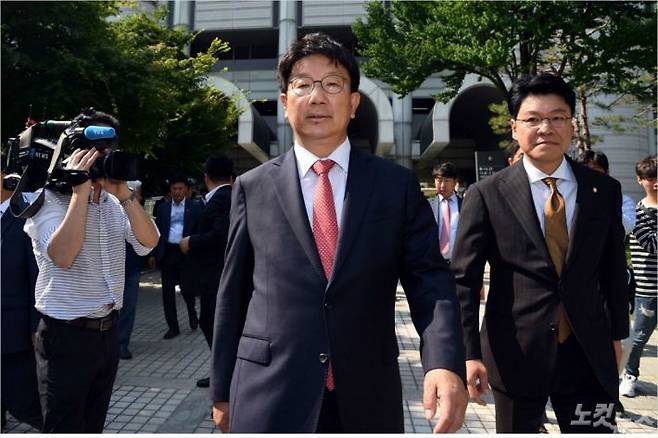 ‘강원랜드 취업 청탁 혐의’로 재판에 넘겨졌다 1심에서 무죄를 선고받은 자유한국당 권성동 의원이 24일 오후 서울 서초구 중앙지법을 나서고 있다.(사진=황진환 기자)