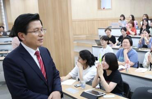 자유한국당 황교안 대표가 20일 오후 숙명여대를 방문, 학생들에게 특강을 하고 있다. 연합뉴스