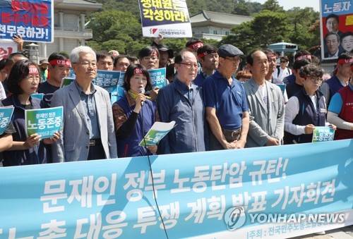 대정부 투쟁 밝히는 민주노총 (서울=연합뉴스) 한상균 기자 = 민주노총 김경자 수석부위원장이 24일 오전 청와대 앞에서 대정부 투쟁 기자회견을 하고 있다. 김명환 위원장은 불법행위 주도 혐의로 지난 21일 구속됐다. 2019.6.24 xyz@yna.co.kr