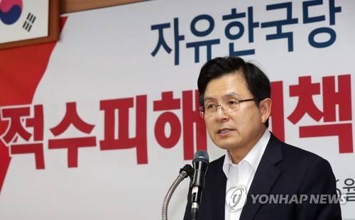 붉은 수돗물 피해 대책 간담회 하는 황교안 대표 (인천=연합뉴스) 윤태현 기자 = 자유한국당 황교안 대표가 24일 오후 '붉은 수돗물' 피해지역인 인천시 서구 마전동 검단중학교에서 열린 대책 마련 간담회에서 인사말을 하고 있다. 2019.6.24 tomatoyoon@yna.co.kr