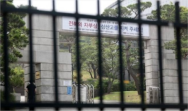 지난 21일 오전 자율형사립고(자사고) 지정취소 결정을 받은 전북 전주 상산고등학교 정문 앞을 시민이 지나고 있다. 연합뉴스
