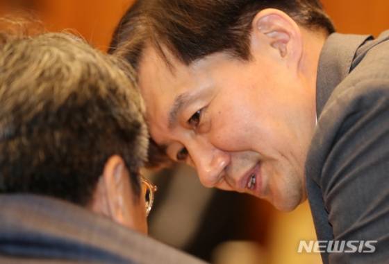 【서울=뉴시스】박진희 기자 = 조국 민정수석이 20일 청와대 집현실에서 열린 제4차 반부패 정책협의회에 참석하여 강기정 정무수석과 대화를 하고 있다. 2019.06.20. pak7130@newsis.com