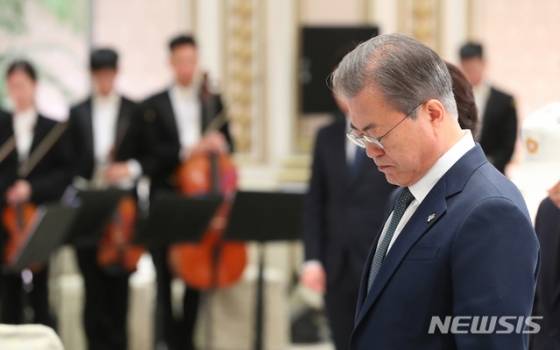 【서울=뉴시스】전신 기자 = 문재인 대통령이 24일 청와대 영빈관에서 열린 국군 및 유엔군 참전유공자 초청 오찬에서 묵념하고 있다. 2019.06.24. photo1006@newsis.com
