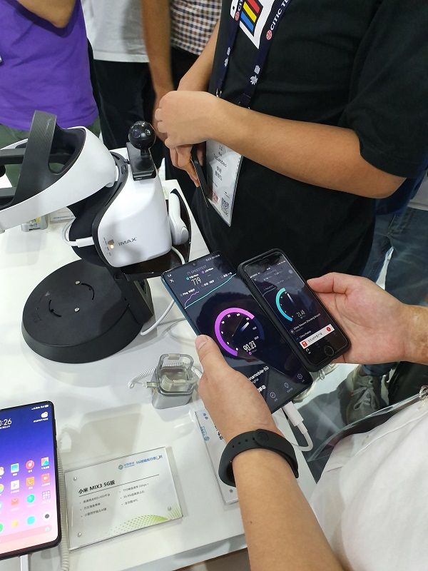 'MWC19 상하이'에서 화웨이의 메이트 20 X 5G 모델과 자신의 4G 스마트폰 속도를 비교하고 있는 중국인 참관객 (사진=지디넷코리아)