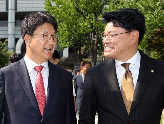 무죄 선고 이후 미소 짓는 권성동 의원(왼쪽)과 장제원 의원. [연합뉴스]