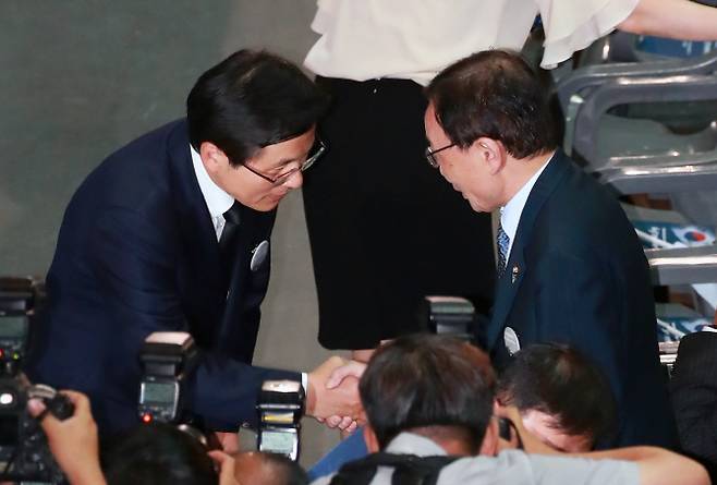 이해찬 더불어민주당 대표(오른쪽)와 자유한국당 황교안 대표가 25일 서울 중구 장충체육관에서 열린 6.25 전쟁 69주년 기념식에서 악수하며 인사하고 있다. (사진=연합뉴스)