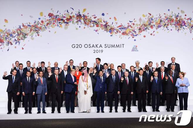 28일(현지시간) 오사카 G20 정상회의 참석 각국 지도자들이 단체사진을 찍고 있다. © AFP=뉴스1 © News1 우동명 기자