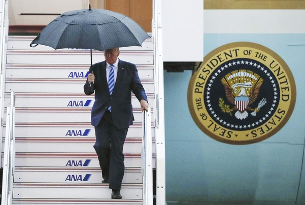 도널드 트럼프 미 대통령이 27일(현지시각) 일본 오사카 국제공항에 도착해 우산을 쓰고 전용기에서 내리고 있다. /연합·AP