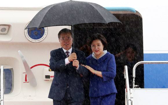 G20 정상회의에 참석하는 문재인 대통령과 김정숙 여사가 27일 오후 오사카 간사이 국제공항에 도착한 공군 1호기에서 내리고 있다. 비가 내려 문 대통령이 우산을 들고 있다. 2019.6.27 연합뉴스 G20 정상회의에 참석하는 문재인 대통령과 김정숙 여사가 27일 오후 오사카 간사이 국제공항에 도착한 공군 1호기에서 내리고 있다. 비가 내려 문 대통령이 우산을 들고 있다. 2019.6.27 연합뉴스