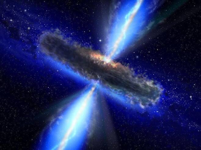 거대한 우주 저수지. 지구 바닷물 양의 140조 배 이상의 물이 포함되어 있는 초거대블랙홀 천체인 퀘이사 APM 08279+5255. 120억 광년 거리에 있다.