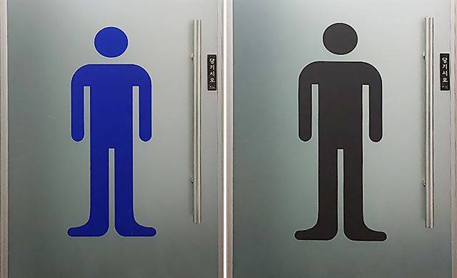 서울시가 이달 초 전면 교체한 남자 화장실 안내 표지. 교체 전(왼쪽)과 후.
