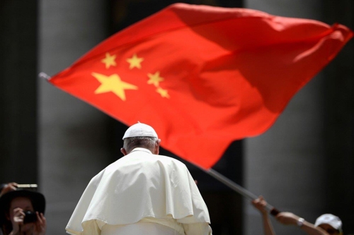 일반알현시 교황 앞에서 한 참석자가 중국 국기를 흔드는 모습 AFP 통신 사진 캡처