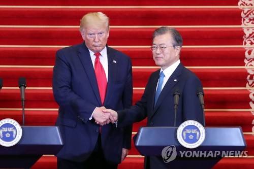 악수하는 한미 정상 (서울=연합뉴스) 한상균 기자 = 문재인 대통령과 도널드 트럼프 미국 대통령이 30일 오후 청와대에서 공동기자회견 후 악수를 하고 있다. 2019.6.30 xyz@yna.co.kr