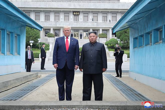 김정은 북한 국무위원장과 도널드 트럼프 미국 대통령이 30일 오후 판문점 군사분계선 앞에서 사진을 찍기 위해 바로 선 모습. 정면 중앙에서 촬영했다. 조선중앙통신 연합뉴스