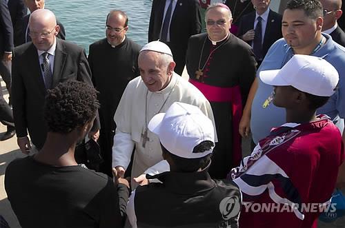 2013년 7월 람페두사 섬 방문 당시 난민들과 이야기를 나누고 있는 프란치스코 교황(가운데) [EPA=연합뉴스]