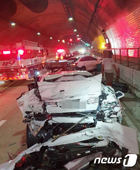 2일 오전 9시 20분쯤 인천시 서구 원창동 수도권 제2외곽순환고속도로 인천∼김포 구간(인천김포고속도로) 내 북항터널에서 5중 추돌 사고가 발생했다.(인천소방본부제공)2019.7.2/뉴스1 © News1 정진욱 기자