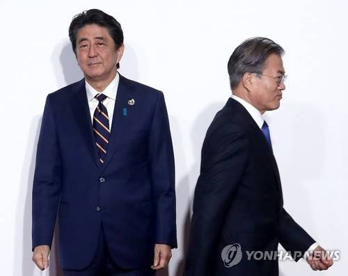 G20 개막식에서 만난 한일 정상 (오사카=연합뉴스) 한상균 기자 = 문재인 대통령이 28일 오전 인텍스 오사카에서 열린 G20 정상회의 공식환영식에서 의장국인 일본 아베 신조 총리와 악수한 뒤 이동하고 있다. 2019.6.28 xyz@yna.co.kr