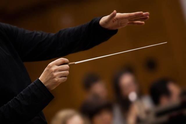 작곡가가 둘둘 만 악보 뭉치를 휘두르거나, 오케스트라 악장이 바이올린 활을 사용하던 시기를 지나, 19세기가 되면서 오늘날과 같은 형태의 지휘봉이 자리잡게 됐다. 지휘자의 상징인 지휘봉은 ‘열한 번째 손가락’으로 불린다. 게티이미지뱅크
