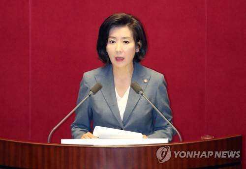 나경원, 교섭단체 대표연설 (서울=연합뉴스) 이진욱 기자 = 자유한국당 나경원 원내대표가 4일 국회 본회의장에서 교섭단체 대표연설을 하고 있다. 2019.7.4 cityboy@yna.co.kr