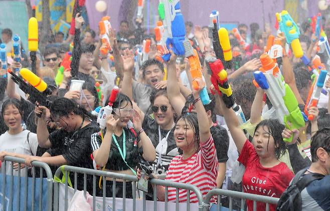 7일 서울 신촌 연세로에서 열린 '신촌 물총축제'에서 참가자들이 환호하고 있다. 김상선 기자