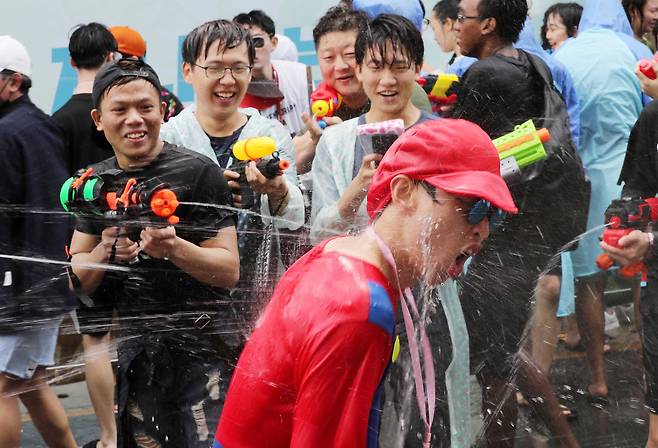 7일 서울 연세로에서 열린 '신촌 물총축제'에서 참가자들이 상대를 향해 물총을 쏘고 있다. 김상선 기자