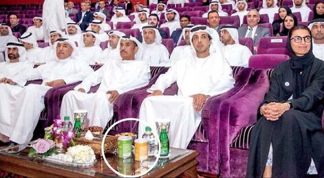 지난 5월 아랍에미리트(UAE) 아부다비에서 열린 ‘자이드 스포츠 토너먼트’ 개막식. 행사에 참석한 만수르 왕자(오른쪽 두 번째) 앞에 허니버터 아몬드(원 안)가 놓여 있다.  /아부다비 체육협회