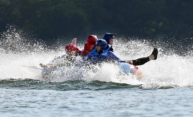 올 들어 최고 더운 날씨보인 6일 오후, 가평군 설악면 청평 호반에 문을 연 초대형 수상레저시설 '캠프통포레스트'를 찾은 젊은이들이 수상놀이기구인 '땅콩'에 탑승해 더위를 날리고 있다.