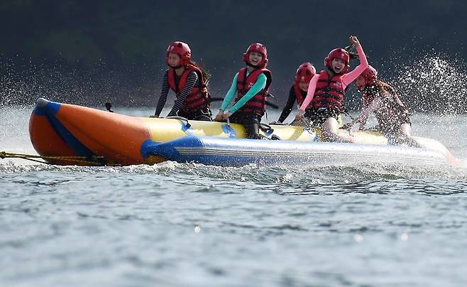 답답한 스튜디오를 벗어나 모처럼 초대형 물놀이장을 찾은 아이돌 그룹 '버스터즈 (Busters)' 멤버들이 수상 놀이기구에 올라 더위를 식히고 있다.