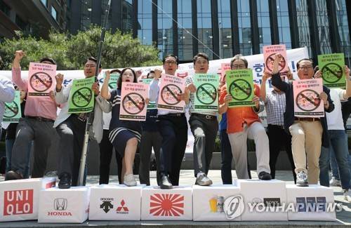 '일본제품 아웃' (서울=연합뉴스) 이지은 기자 = 중소상인과 자영업자들이 지난 5일 오전 서울 종로구 옛 주한 일본대사관 앞에서 열린 기자회견에서 일본제품 판매중지 돌입 및 불매운동을 선언하며 일본제품의 로고가 붙어있는 종이상자 위에 발을 얹고 구호를 외치고 있다. 2019.7.5 jieunlee@yna.co.kr