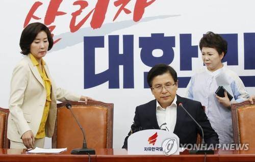 최고위원회의 들어서는 황교안 대표와 나경원 원내대표 (서울=연합뉴스) 이진욱 기자 = 자유한국당 황교안 대표와 나경원 원내대표가 8일 국회에서 열린 최고위원회의에 들어서고 있다. 2019.7.8 cityboy@yna.co.kr (끝)