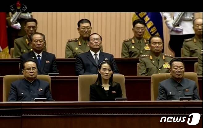 김정은 북한 국무위원장 등 북한 간부들이 중앙추모대회에 참석했다고 조선중앙TV가 보도했다. (조선중앙TV 화면 갈무리) © 뉴스1© 뉴스1