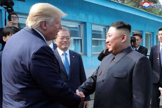 도널드 트럼프 미국 대통령과 김정은 북한 국무위원장이 30일 오후 판문점에서 악수하고 있다. 문재인 대통령이 이를 바라보고 있다.