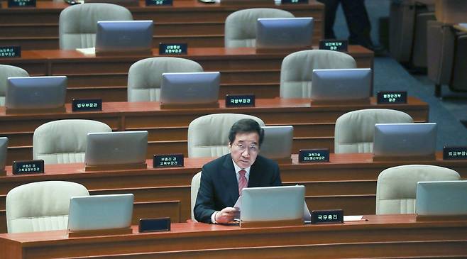 이낙연 국무총리가 10일 오후 국회 본회의장에서 경제 분야 대정부질문 전 자료를 살펴보고 있다. 임현동 기자