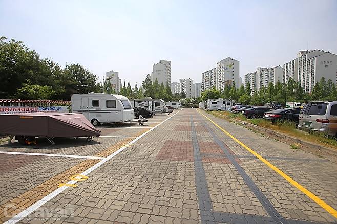 새롭게 주차 라인을 정리하고 운영 중인 캠핑카/카라반 전용 주차장, 지정주차제
