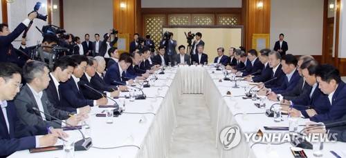 문 대통령, 30대 기업과 '일본의 수출규제 조치 대책 논의' (서울=연합뉴스) 배재만 기자 = 문재인 대통령이 10일 오전 청와대에서 30대 기업을 만나 일본의 수출규제 조치와 관련한 대책을 논의하기 앞서 인사말을 하고 있다. 이날 간담회에는 삼성·현대차·SK·LG·롯데 등 5대 그룹을 포함해 총자산 10조원 이상 대기업 30개사와 경제단체 4곳이 참석했다. scoop@yna.co.kr