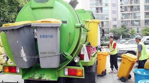 청소용역이 서울의 한 아파트 내에서 음식물폐기물을 수거하고 있다. (사진=연합뉴스)