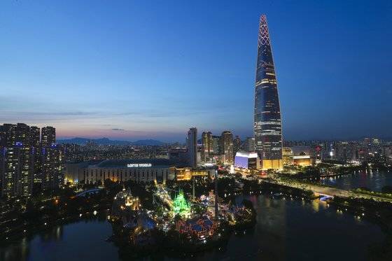 2017년 4월 3일 롯데월드타워가 개장했다. 117~123층에 전망대 서울스카이가 조성돼 있다. 김경록 기자