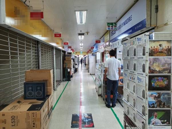 12일 오전 서울 용산전자상가. 터미널과 가까운 선인상가 1층이지만, 매장은 한산했다. /윤민혁 기자