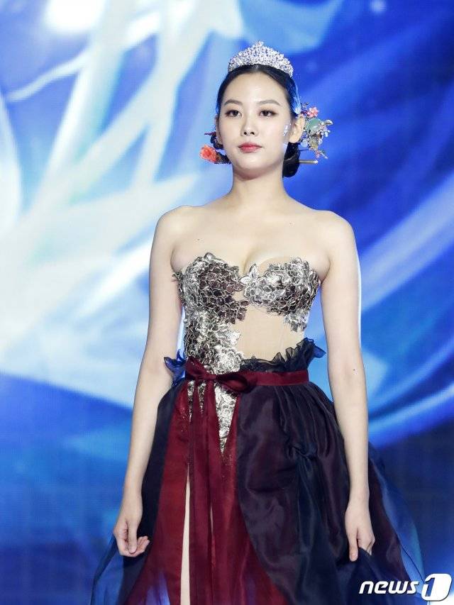 (서울=뉴스1) 권현진 기자 = 2018 미스코리아 美 김계령이 11일 오후 서울 경희대 평화의 전당에서 열린 ‘2019미스코리아 선발대회’에서 한복 패션쇼를 선보이고 있다. 2019.7.12/뉴스1