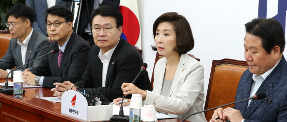나경원 자유한국당 원내대표(오른쪽 둘째)가 12일 오전 국회에서 열린 원내대책회의에서 발언하고 있다. 연합뉴스