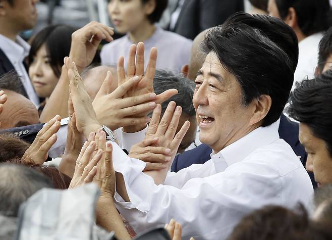 아베 신조(安倍晋三) 일본 총리가 지난 4일 참의원 선거가 고시된 가운데 후쿠시마 현 후쿠시마시에서 첫 유세에 나서 지지자들과 인사하고 있다. (사진=연합뉴스 제공)