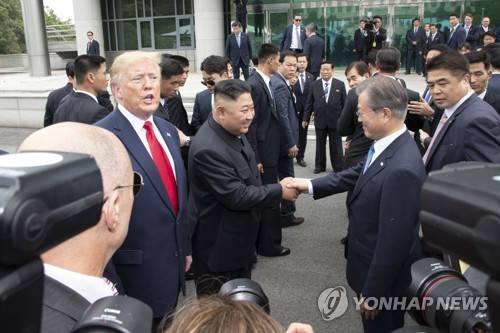 악수하는 남북, 그리고 트럼프 악수하는 남북, 그리고 트럼프 (판문점=연합뉴스) 배재만 기자 = 문재인 대통령과 북한 김정은 국무위원장이 30일 판문점 남측 자유의 집 앞에서 만나 악수하고 있다. 왼쪽은 트럼프 미국 대통령. 2019.6.30 scoop@yna.co.kr