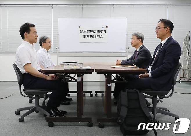 일본 정부의 한국 수출 규제 강화 조치와 관련한 양국 과장급 첫 실무회의에 참석한 산업통상자원부의 전찬수 무역안보과장(오른쪽부터)·한철희 동북아 통상과장이 12일 도쿄 지요다구 경제산업성 별관에서 일본 측 대표인 이와마쓰 준 무역관리과장(왼쪽부터)·이가리 가쓰로 안전보장무역관리과장과 마주 앉아 있다. 2019.7.12 © AFP=뉴스1 © News1 송원영 기자