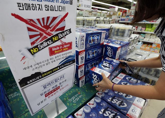 12일 서울 도봉구 소재 하나로마트 창동점 주류 판매대에 일본산 제품을 판매하지 않는다는 안내문이 붙어 있다. 연합뉴스