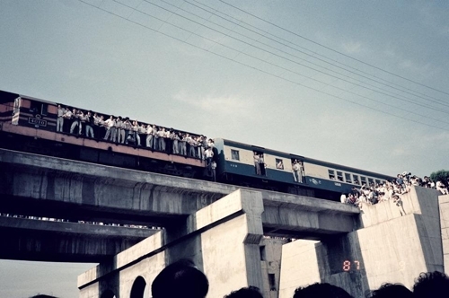 열차에 매달려 이한열 운구행렬 지켜보는 시민들 [주리시 교수 촬영·이한열기념사업회 제공]